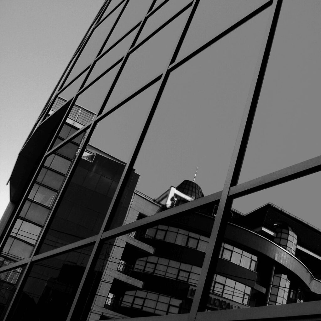 Hochhaus spiegelt sich in Fensterfront